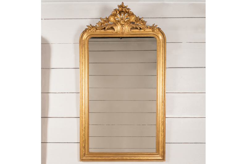 Très grand miroir en bois doré et gravé de motifs floraux H.180 cm L.103 cm