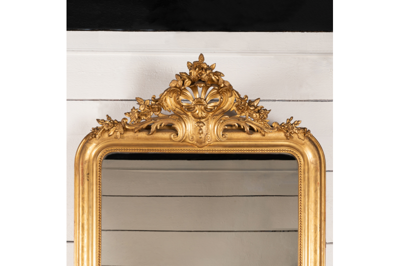 Très grand miroir en bois doré et gravé de motifs floraux H.180 cm L.103 cm