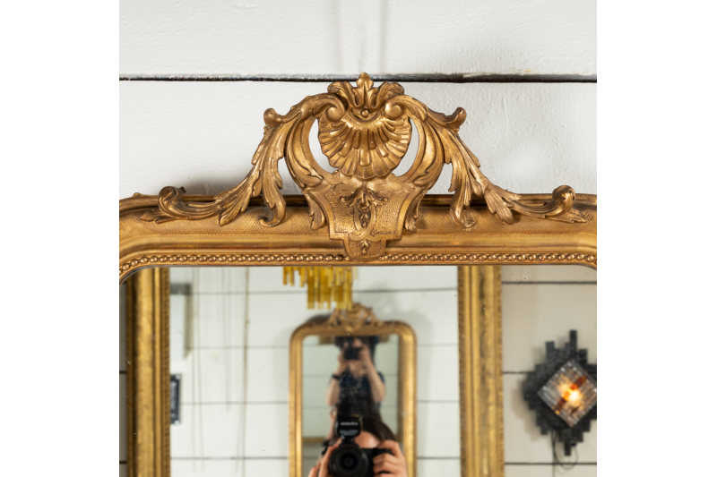 Small giltwood pediment mirror H. 116 cm W. 72 cm