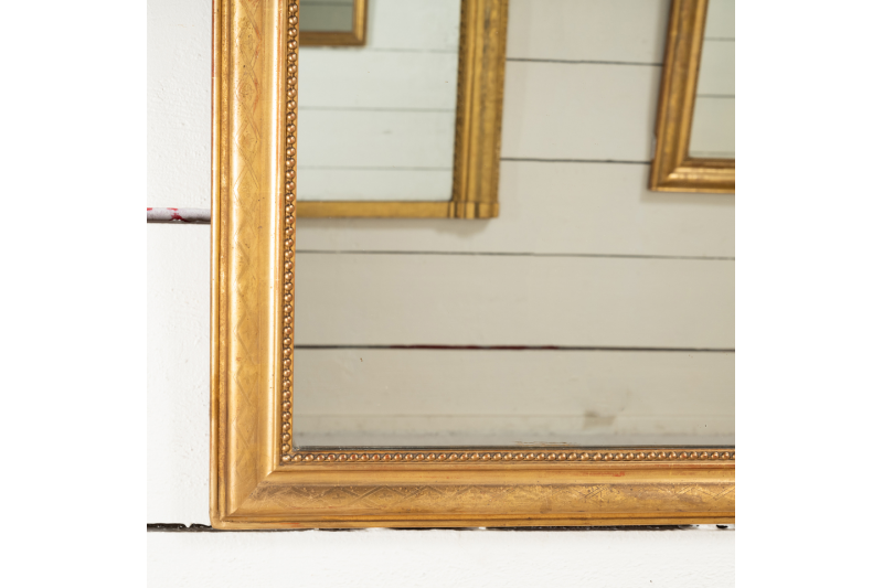 Petit miroir à fronton en bois doré H. 116 cm L. 72 cm