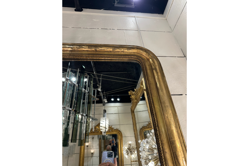 Grand miroir français du XIXe gravé de décorations florales H.158 cm