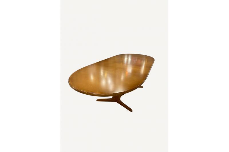 Large oval Scandinavian table in light wood for 8-10 people