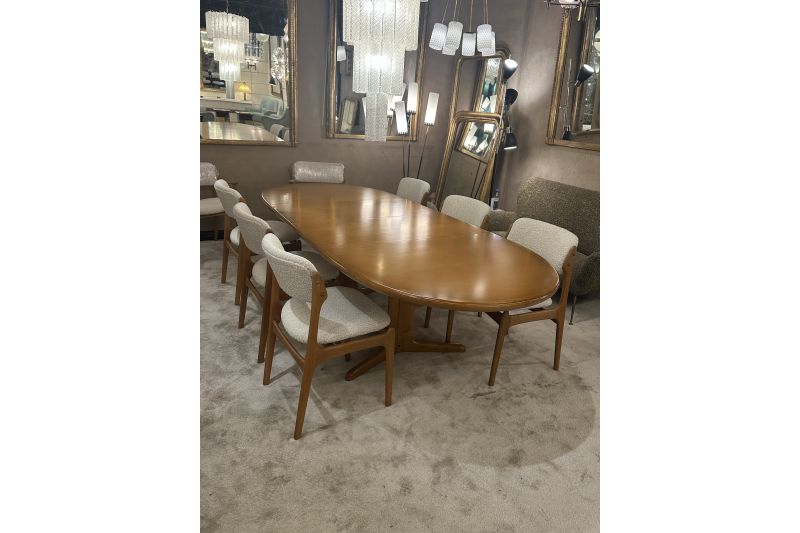 Large oval Scandinavian table in light wood for 8-10 people