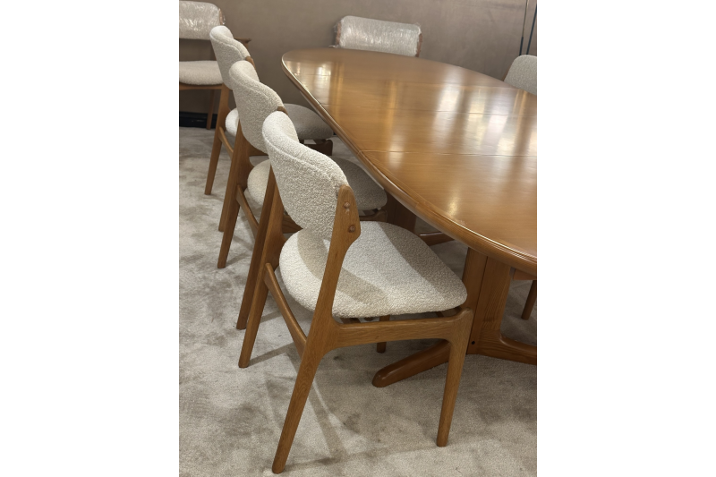 Grande table scandinave ovale en bois clair pour 8-10 personnes