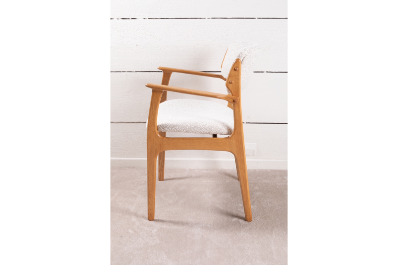 Paire de fauteuils scandinaves en chêne massif entièrement restaurés